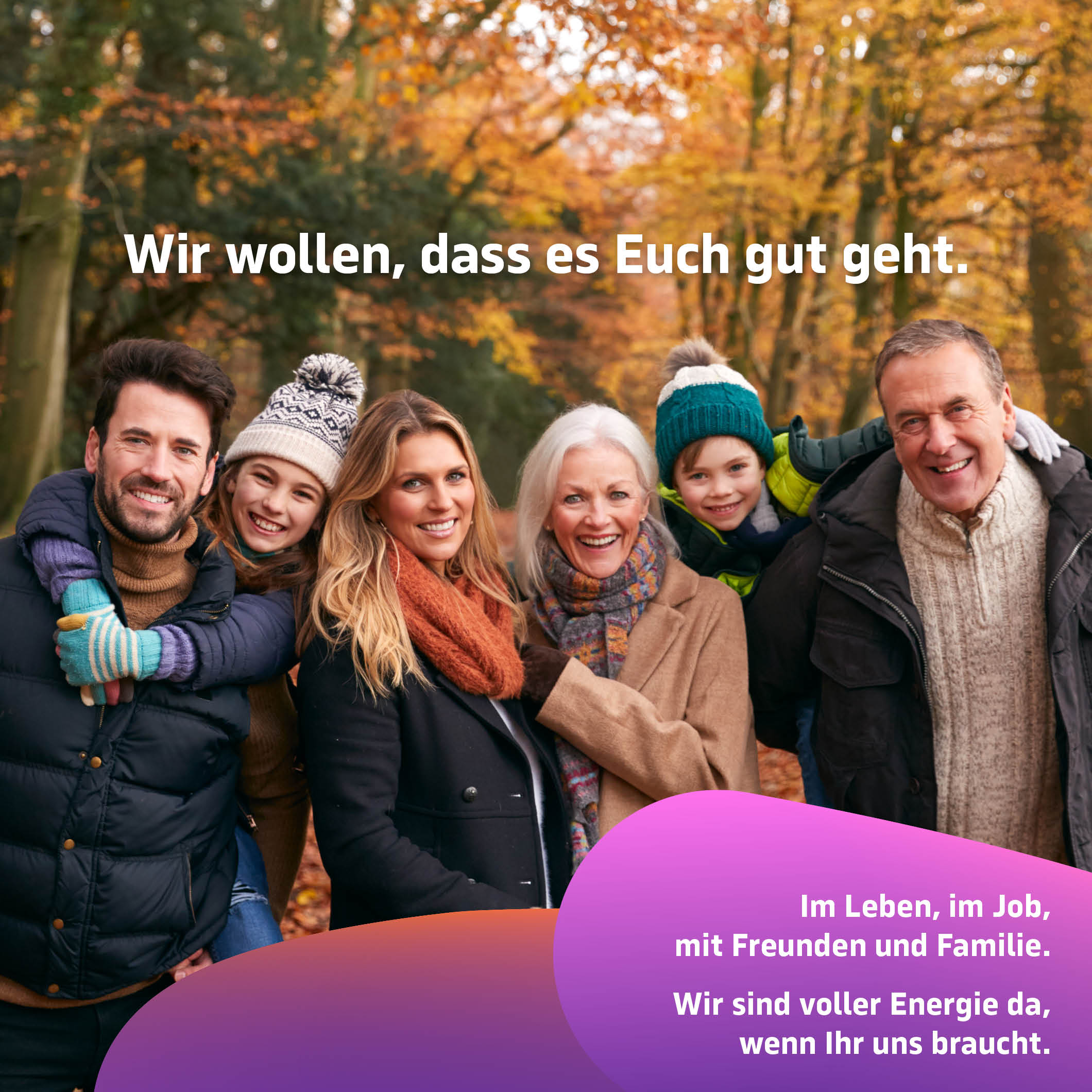 glückliche Familie im Herbstwald. Wir wollen, dass es Euch gut geht! Optymed Apotheke